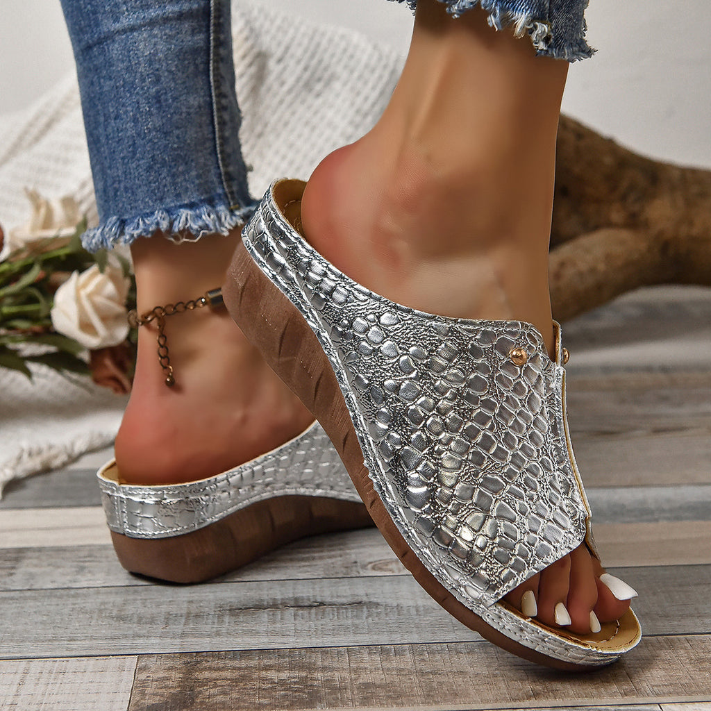 Wedge sandals with silver crocodile texture, open toe front and thick wedge sole